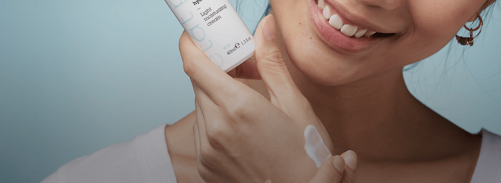 mulher segurando produto ETAT PUR