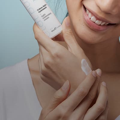 mulher segurando produto ETAT PUR