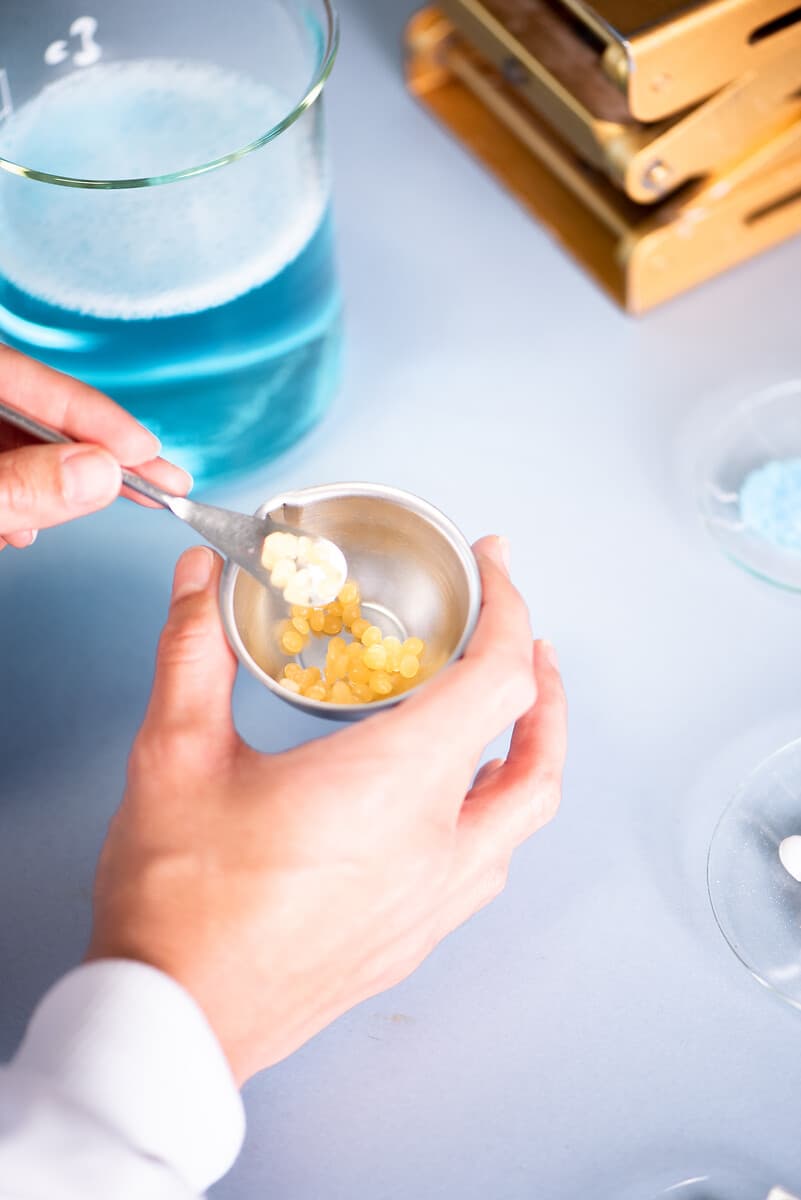 visuel laborantine chez Naos